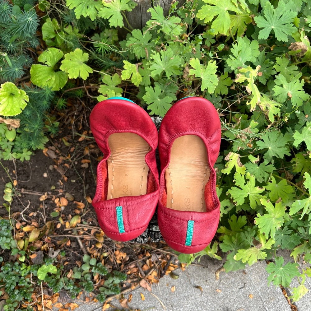 LIKE NEW! Tieks Ballet Flats in Color Cardinal Red Leather - Size Women’s 6 - Picture 2 of 9